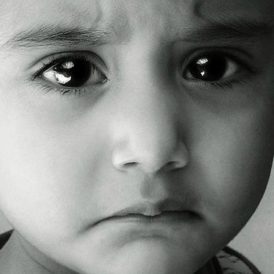 صور أطفال حزينه بدون كلام